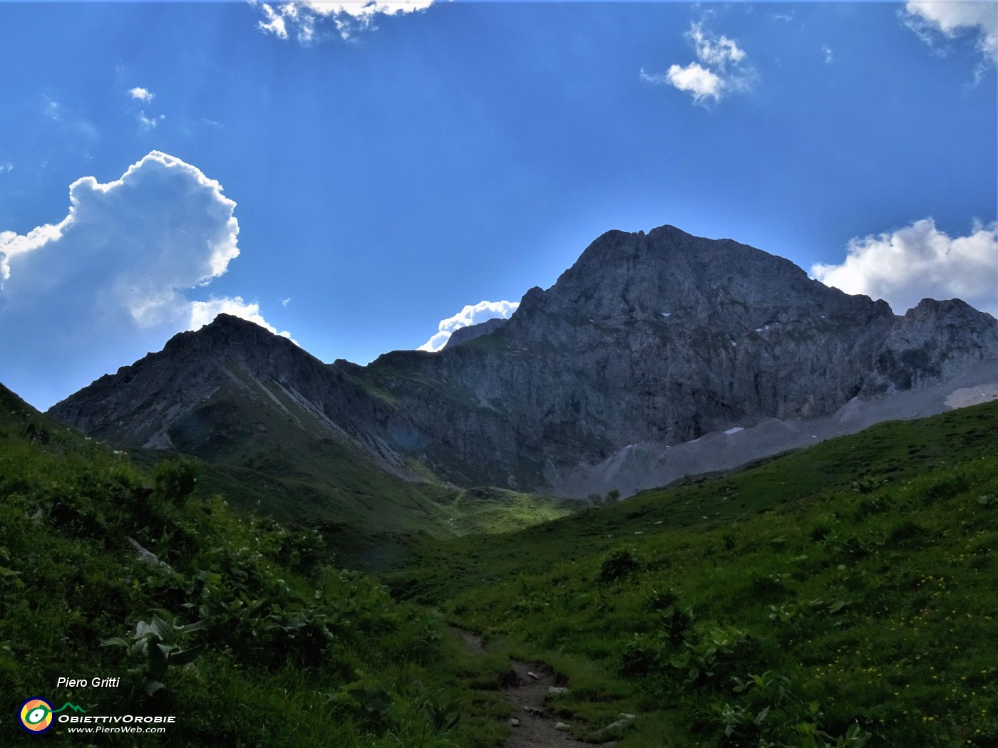 34 E salendo la vista si apre sulla Corna Piana (2302 m).JPG